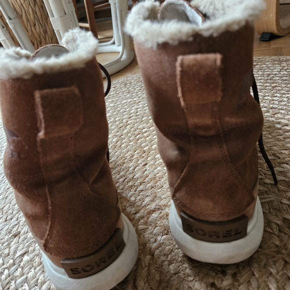 SOLD Women's Sorel Joan Explorer Boot - Picture 2 of 9